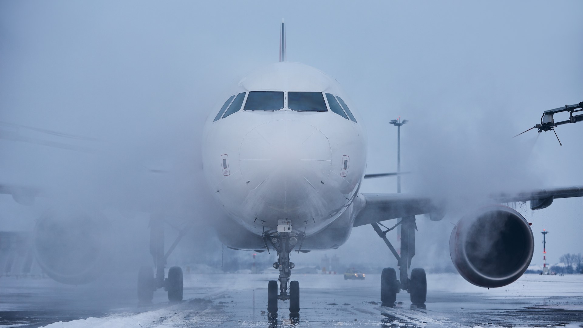 تساقط الثلوج بكثافة يتسبب في إلغاء رحلات جماعية في مطار فرانكفورت